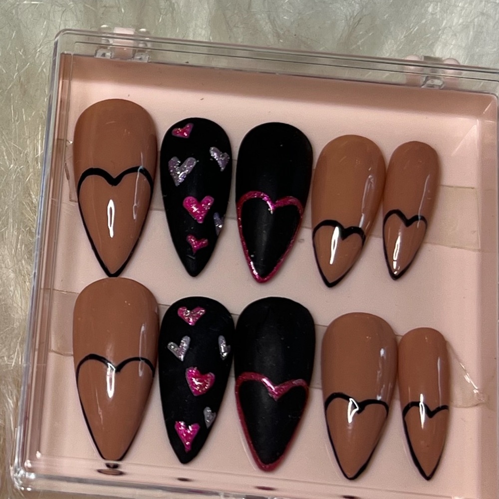 Elegant Black and Tan Heart Nail Set